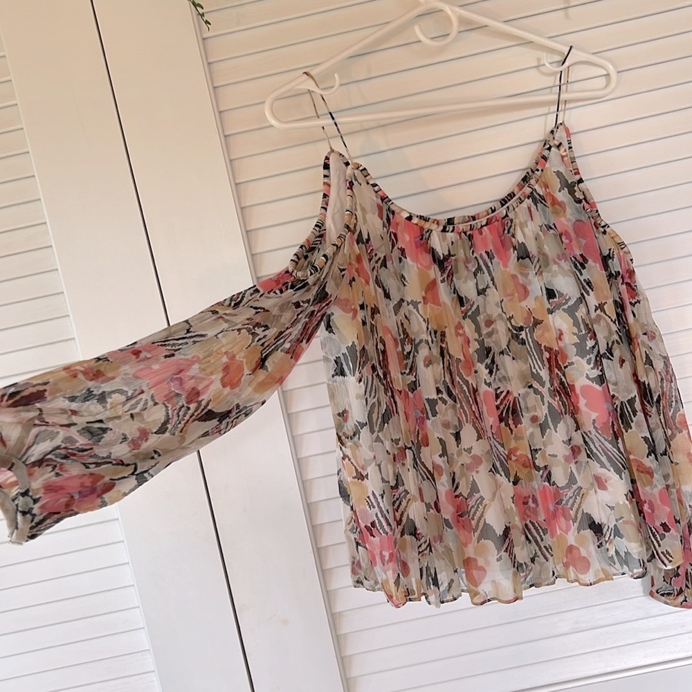 Elizabeth James 🌸 Cold shoulder Silk top XS